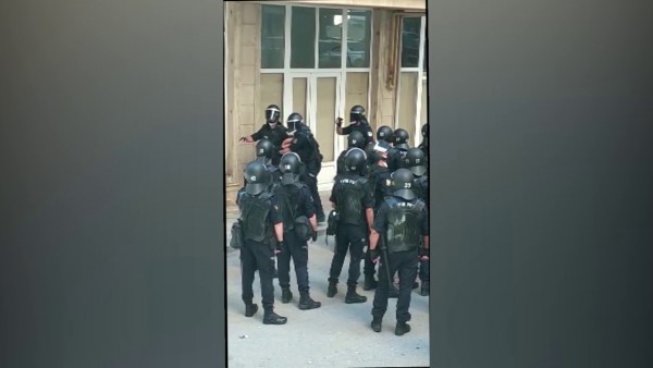 Yasamalda polisə zibil atan 11 nəfər saxlanılıb - DİN görüntülərini yaydı