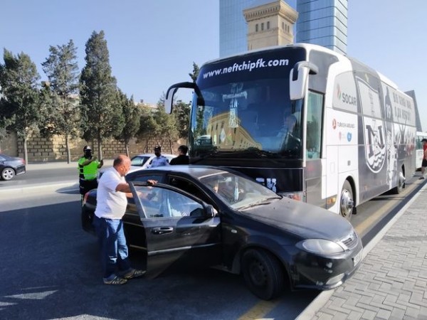 “Neftçi”nin avtobusu qəzaya düşdü: “Əyləci basmasaydı, ölüm də ola bilərdi” - FOTO