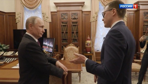 Putin ilk dəfə məxfi kabinetini jurnalistlərə göstərdi