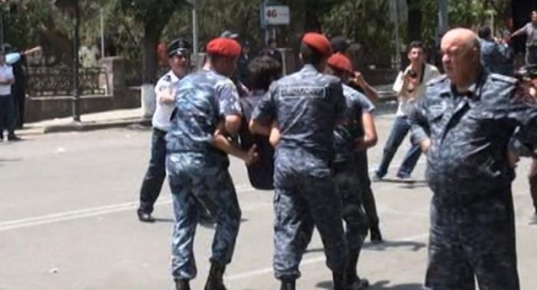 Ermənistan polisi maska taxmayan vətəndaşı yerdə sürüdü