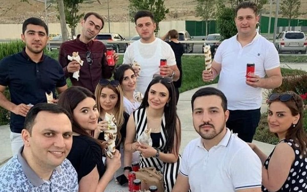 Yasamalda “polisə gül atanlar"ı təhqir edənlər saxlanıldı - RƏSMİ