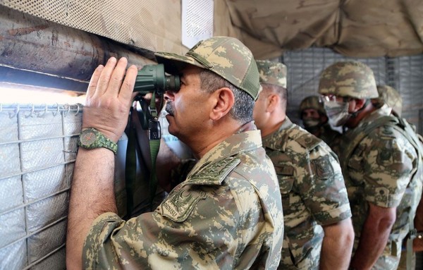 Müdafiə naziri ön xətt bölmələrində olub