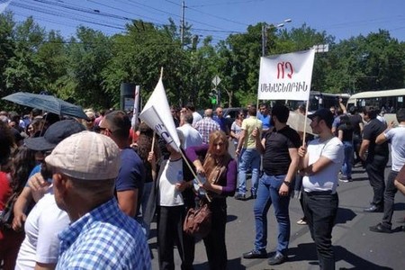 Yerevanda etiraz aksiyası: "Baş nazir xalqa qarşıdır"