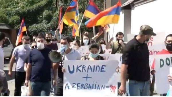 Ermənilər Azərbaycana dəstəyinə görə Ukrayna səfirliyinin binasına borş tökdülər
