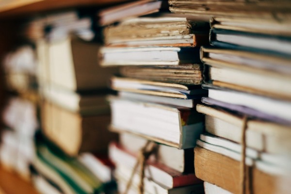 Hökumət kitab dükanlarını nədən bağlı saxlayır? – İki baxış