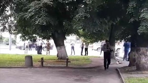 Zelenski avtobusu girov götürən şəxslə telefonla danışıb, üç nəfəri azad edə bildi