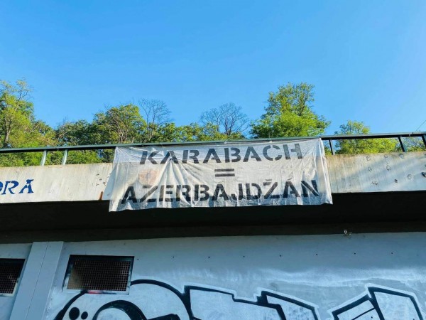 Praqanın mərkəzi körpüsündən "Qarabağ Azərbaycandır!" posteri asılıb