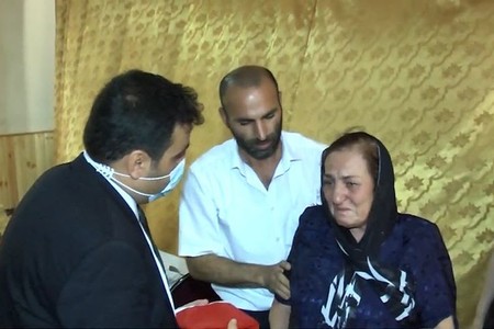 Türkiyəli həkimlər Polad Həşimovun ailəsini ziyarət edib