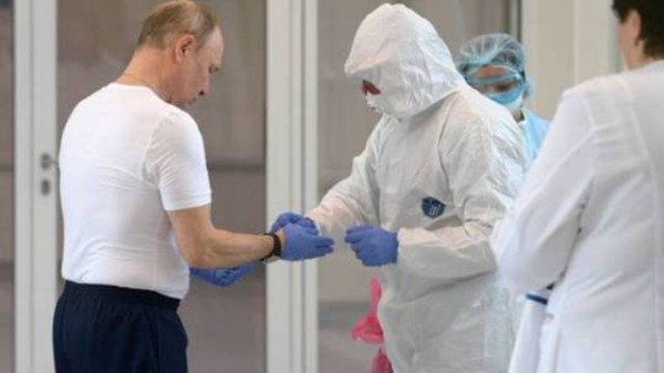Putin koronavirus xəstəxanasını ziyarət etdi, heç kim onu tanımadı
