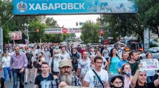 Erməni təşviqatçı Xabarovskda Putini təhqir etdi: ”Rusiya da ermənilər kimi ”Məxməri inqilab” etməlidir