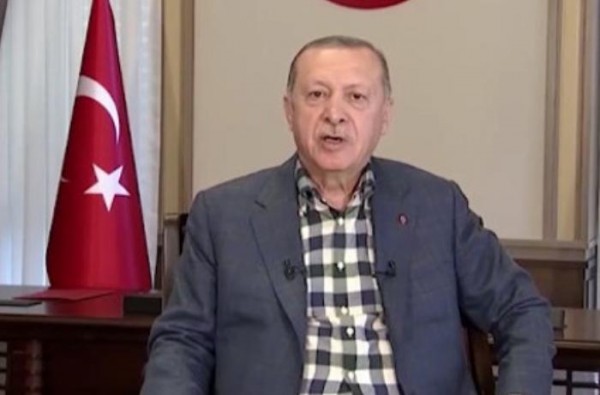Ərdoğan çıxış edərkən canlı yayımda olduğunu unutdu, işçiyə baxıb...