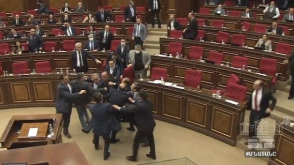 Ermənistan parlamentində biabırçılıq: “Dayı” sözünün üstündə kütləvi dava düşdü