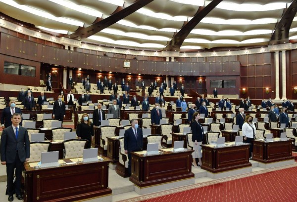 Milli Məclisdə şəhidlərin xatirəsi yad edilib