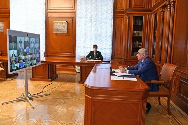 Əli Əsədov karantin rejimi ilə bağlı videomüşavirə keçirdi