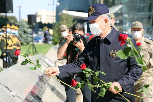 Azərbaycan və Türkiyə Müdafiə nazirləri Fəxri xiyabanı və Şəhidlər xiyabanını ziyarət ediblər - FOTO