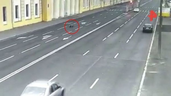 Rusiyada sürücü polisi yol ilə sürüdü