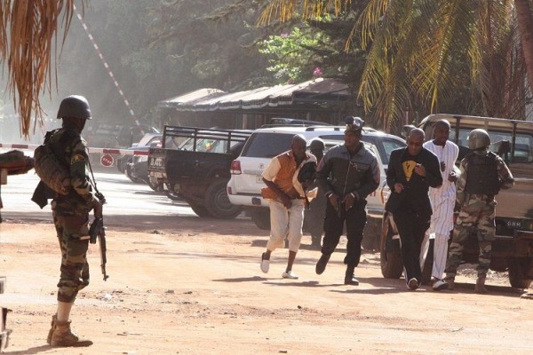 Somalidə “Əş-Şəbab” terrorçuları oteldəkiləri girov götürüblər