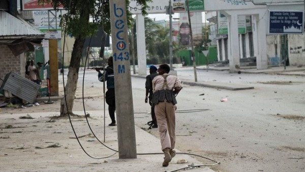 Somalidə terrorçuların otelə hücumu zamanı 10 nəfər öldürülüb