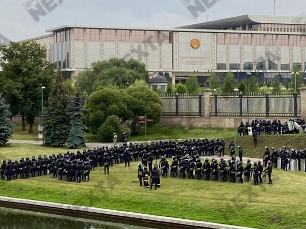 Lukaşenko Saraydan vertolyotla təxliyyə edildi...