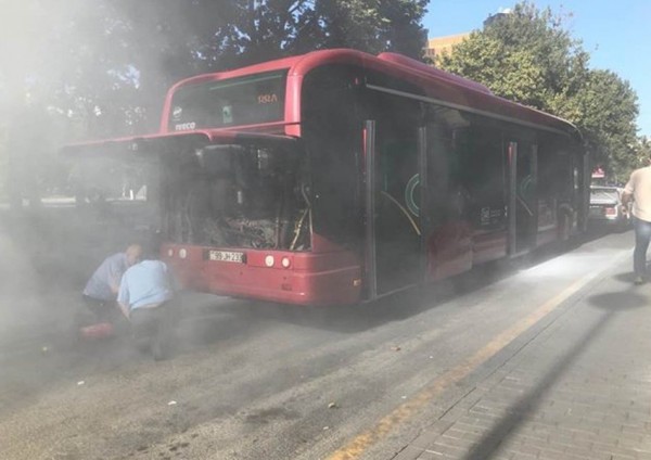 “BakuBus”ın avtobusu yanıb -  VİDEO