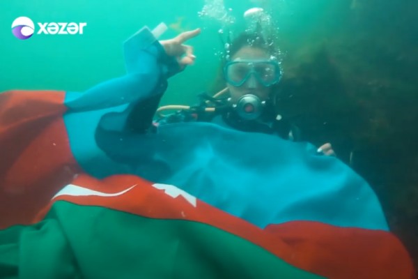 Xəzərin dərinliklərində Azərbaycan bayrağını dalğalandıran kimdir?