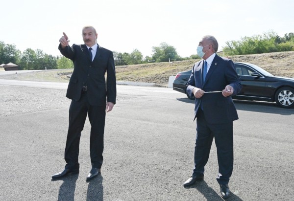 İlham Əliyev açılışa sürücüsüz və kortecsiz gəldi