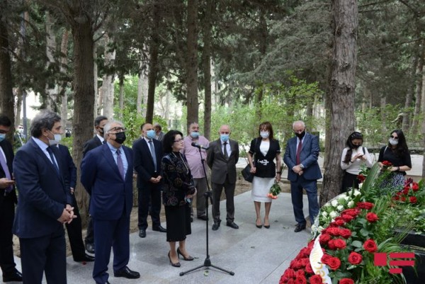 l Fəxri Xiyabanda Üzeyir Hacıbəylinin və musiqi xadimlərinin məzarları ziyarət edilib