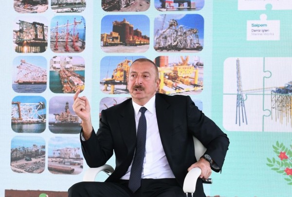 İlham Əliyev: Neftçilərimizin əməyi Azərbaycan xalqının maraqlarına xidmət edir