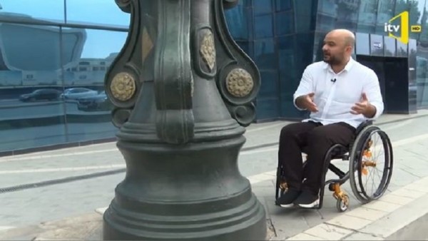 DJ Tural Bakıda əlil arabasında olan şəxslərin yaşadığı böyük problemi göstərdi