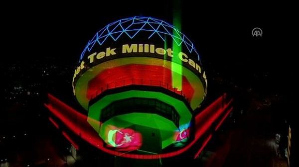 Ankaranın simvolu Azərbaycan bayrağının rənglərinə büründü
