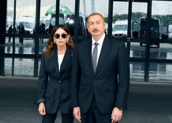 İlham Əliyev və Mehriban Əliyeva bir aylıq əməkhaqlarını Silahlı Qüvvələrə Yardım Fonduna ianə ediblər