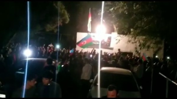 Bakı sakinləri qələbə xəbərini Şəhid komandirin evi qarşısında qeyd etdilər