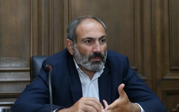 Nikol Paşinyan əhalidən hərbi forma dilənir