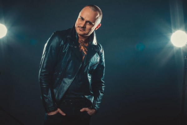 Mikrofonu silahla əvəz edir: Miri Yusif könüllü cəbhəyə yollanır