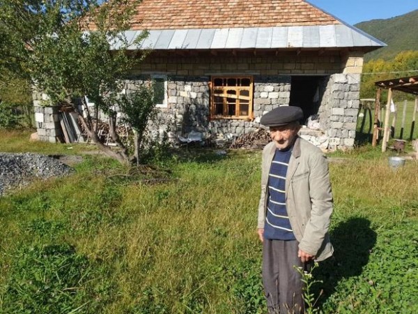 Pensiyasını orduya dəstək üçün verən ahıl kişi: Azərbaycanı kövrəldən görüntü