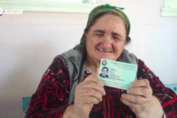 Erməni qadın Azərbaycan bayrağını öpdü