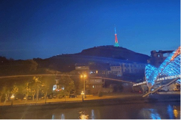 Tbilisi teleqülləsi Azərbaycan bayrağının rəngləri ilə işıqlandırılıb
