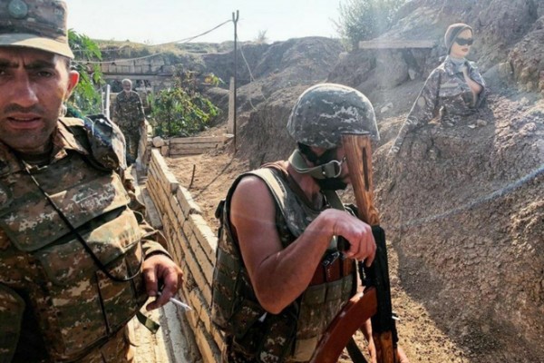 Ermənistan ordusu döyüş bölgəsində qadın manekenlərdən istifadə edir - FOTOFAKT