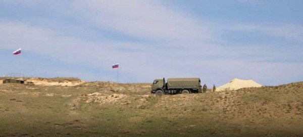 Ermənistan torpaqları tərk etməmək üçün sərhədə Rusiya bayrağı sancdı – FOTO