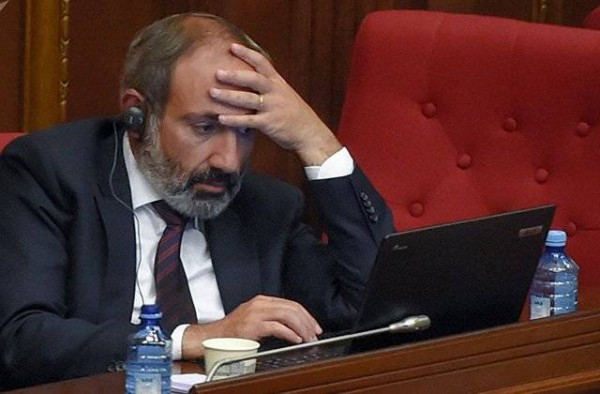 PUA-lardan qorxan Paşinyan zaldan qaçdı və yıxıldı...