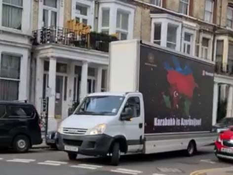 "Karabakh is Azerbaijan" yazılı avtomobil Londonda Ermənistan səfirliyinin qarşısında - FOTO