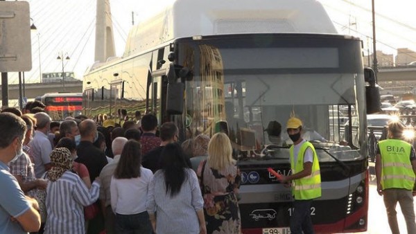 Həkim Aqil Qeybulla koronavirusun yayılmasına səbəb olan avtobuslardakı sıxlıqda BNA-nı ittiham etdi