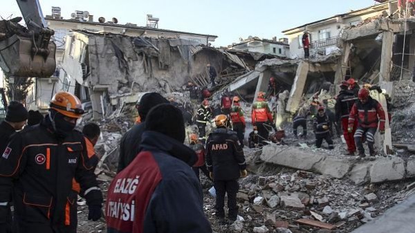 İzmirdə zəlzələ nəticəsində ölənlərin sayı 35 nəfərə çatıb