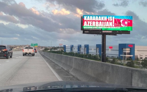 Mayaminin əsas yollarında “Karabakh is Azerbaijan”  şüarı yazılmış lövhələr asılıb