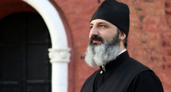 Erməni keşişdən ittiham: “Paşinyan psixi xəstədir, gəzən fəlakətdir”