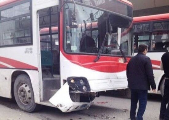 Bakıda avtobus dayanacaqda duran piyadaları vurub - ölən var