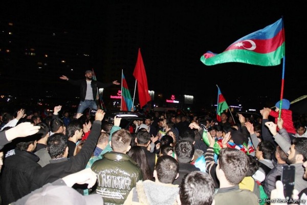 Bakı sakinləri səhərədək qələbəni qeyd etdilər - FOTO - VİDEO