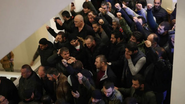 Etirazçılar Ermənistan parlamentinin qarşısında barışığı ləğv edəcək deputatları gözləyirlər