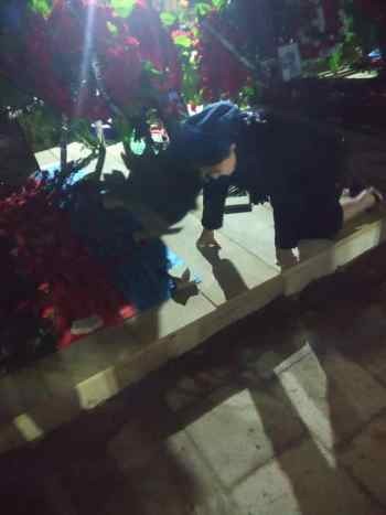 Şəhidlər xiyabanında dizin-dizin sürünən qadın...- FOTO