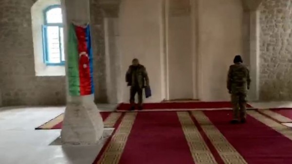 Azərbaycan əsgərləri Şuşa məscidində namaz qılır